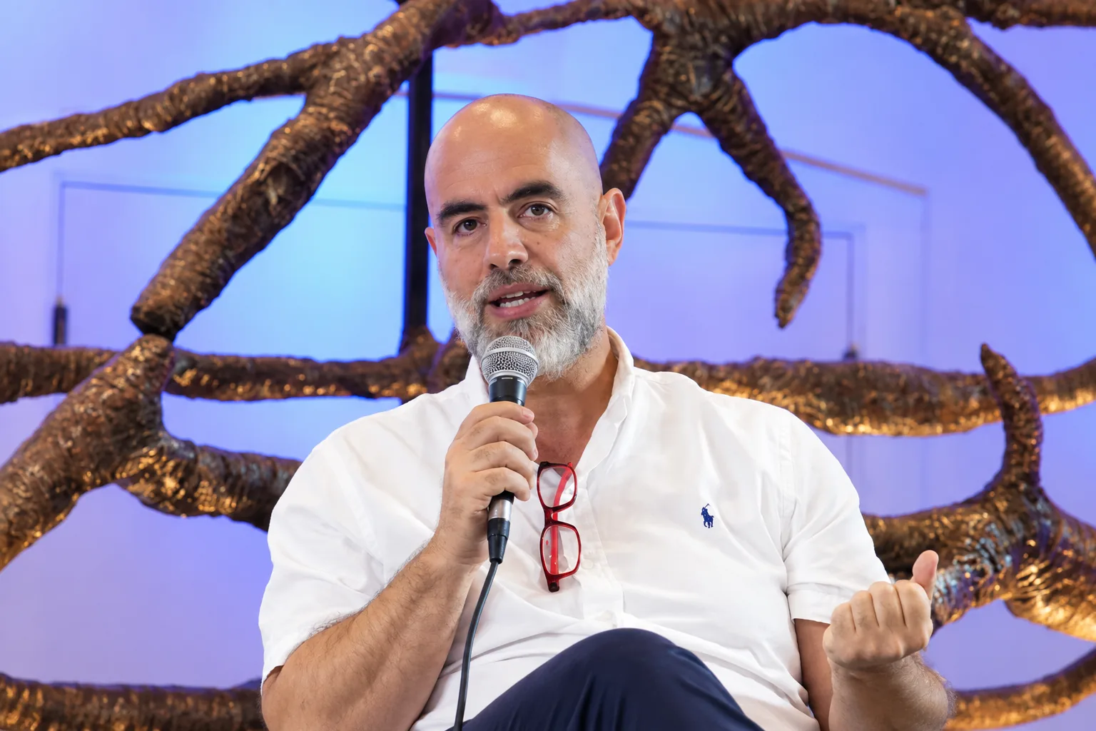 Pietro Mereu interviene sul palco durante un festival