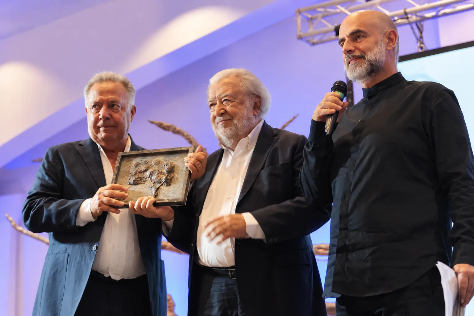 Pietro Mereu durante una premiazione o presentazione pubblica