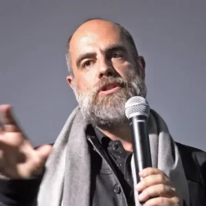 Pietro Mereu durante un intervento pubblico con microfono