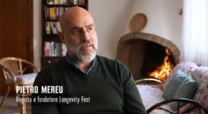 Pietro Mereu, regista e fondatore del Longevity Fest, accanto a un focolare