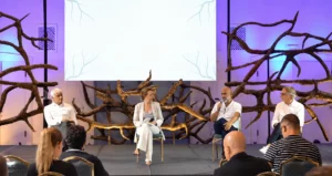 Pietro Mereu sul palco durante un incontro del Longevity Fest