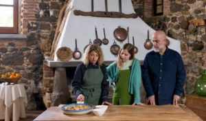 Persone in una cucina tradizionale durante una preparazione gastronomica