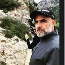 Pietro Mereu in un paesaggio roccioso della Sardegna