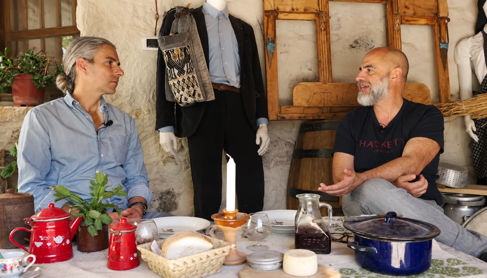Pietro Mereu durante un incontro dedicato a tradizioni e cultura sarda